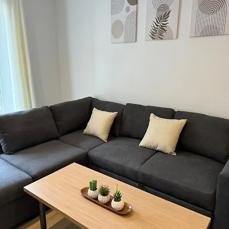 Cozy With Swimming Pool Apartment *