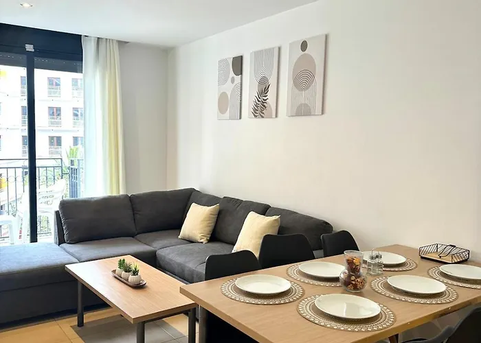 Cozy With Parking & Swimming Pool Daire Lloret de Mar